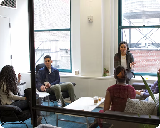 Equipo de trabajo en oficina moderna